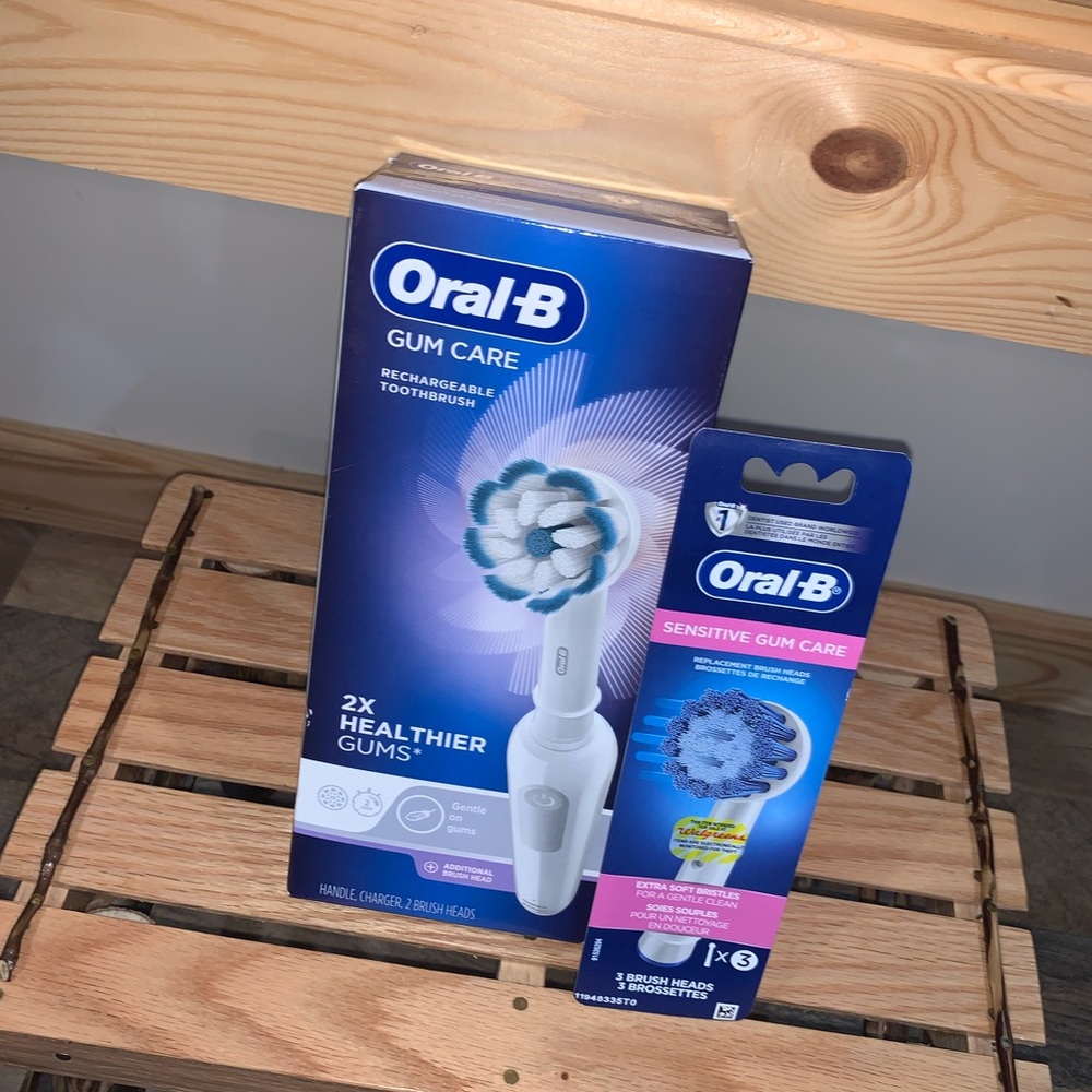 Oral B Gum care rechargeable toothbrush + 3 pack toothbrush heads NEW!!